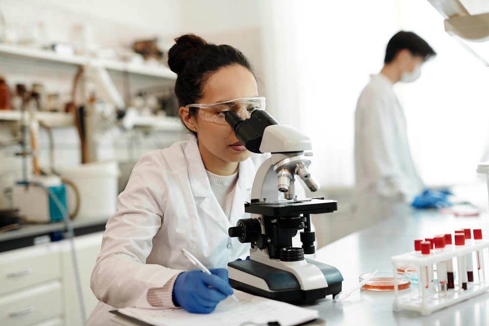 https://www.pexels.com/photo/female-scientist-in-white-lab-coat-using-a-microscope-4032060/